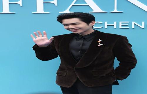 我们需要了解自己的身材肤色五官等特点然后根据自己的特点来选择适合自己的服装配饰等同时我们也需要不断地